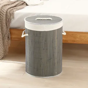 Vue de detail du panier a linge en bambou avec texture tisse, bord en tissu et poignees de corde.
