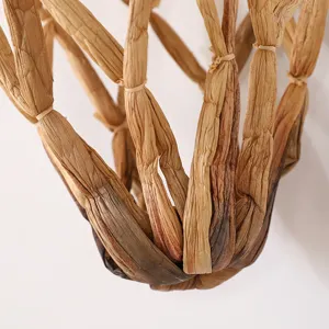 Handgefertigtes Naturstroh-Korbdetail, umweltfreundlicher Pflanzenfaser-Fruchtbehälter Nahaufnahme.