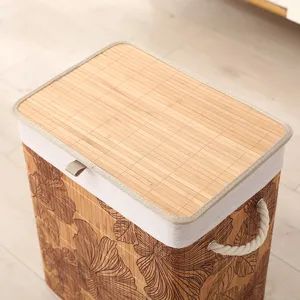 Detalle de cesta de ropa de bambú, cesto de almacenamiento plegable con tapa y asas de cuerda.