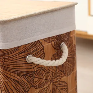 Detalle del cesto de ropa de bambú con asas de cuerda y borde de tela almacenamiento.