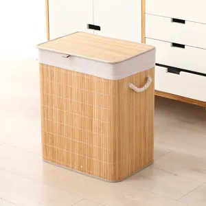 Detalle de la cesta de ropa de bambú con textura natural, borde de tela y asas de cuerda.