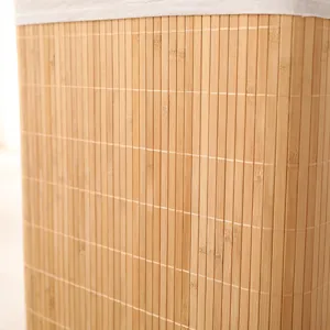 Detalle de primer plano que muestra la textura natural de listones de bambú de la cesta.
