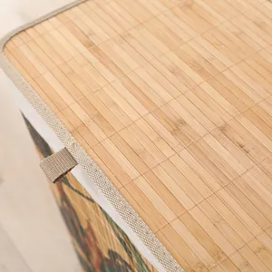 Primer plano de los detalles del cesto de ropa de bambú natural con textura robusta.