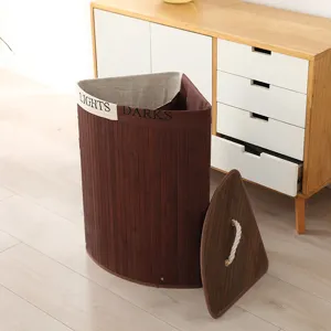 Cesta para ropa sucia triangular de bambú con tapa y doble compartimento de almacenamiento.