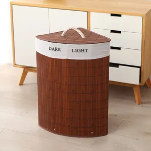 Cesta de ropa de bambú de esquina con tapa y asa de cuerda para almacenamiento en casa.