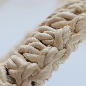 Detalle de salvamanteles tejido de maíz natural, alfombrilla aislante de cocina ecológica.