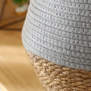Detailopname van de geweven opbergmand met textuurdetails van katoenen touw en stro.