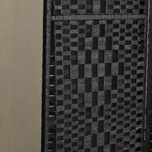 Primo piano dettagliato del separatore di ambienti nero intrecciato con tessitura squisita.