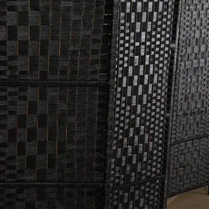 Vista dettagliata della trama del separé nero intrecciato, primo piano del pannello plegable.