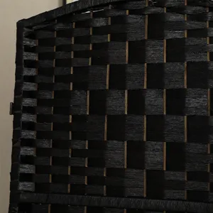Dettaglio divisorio stanza in rattan nero mostra texture tessuta per decorazione casa hotel.