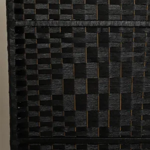 Primo piano sui dettagli del paravento intrecciato nero, che mostra una texture fine e art.