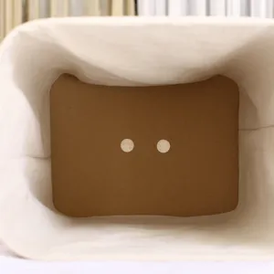 De beige stoffen opbergmand en wasmand binnenaanzicht met handige ademende gaten.