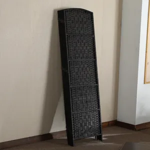 Vista dettagliata del paravento pieghevole retrò, elegante divisorio in legno per casa.