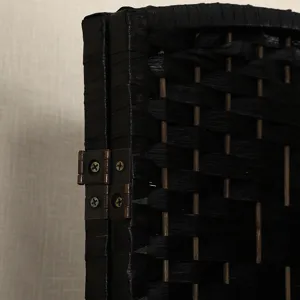 Primo piano dettagliato del separè nero vintage con cerniera robusta e ottima trama intrecciata.