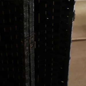 Primo piano dettagliato di un divisorio nero intrecciato che mostra solida cerniera.