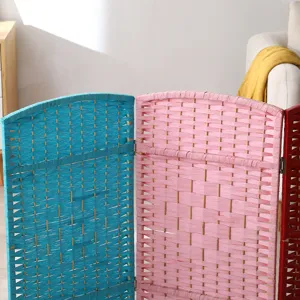 Vue détaillée de la texture du paravent tressé coloré et des charnières solides robustes.