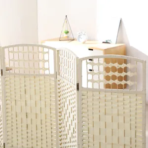 Détail de séparateur de pièce pliant en paille tissée, paravent en rotin naturel pour déco.