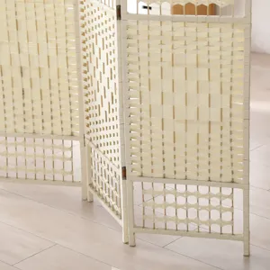 Vue detaillee d un paravent tisse avec une texture naturelle et un design pliable.