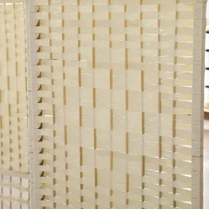 Gros plan détaillé d'un paravent en paille tressée, belle texture naturelle et design ajouré.