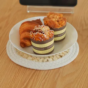 Thickened corn husk woven placemat, natural straw round heat insulation pad for home table.