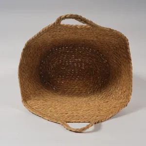 Handgefertigter Aufbewahrungskorb aus Rohr, natürliches Material mit Doppelgriffen Detail.