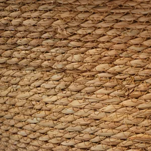 Nahaufnahme der natürlichen handgeflochtenen Rohrkolbengras-Textur mit feiner Verarbeitung.