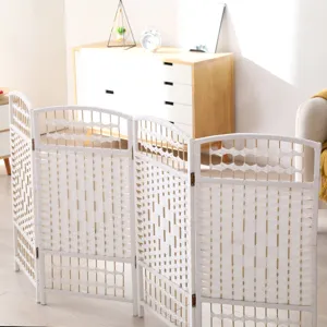 Vue détaillée du paravent pliant tissé blanc montrant une texture en rotin soignée.