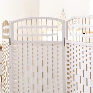 Détail de paravent tressé blanc montrant la texture naturelle en rotin et le cadre en bois.