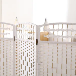 Détail d'un paravent pliant tressé blanc montrant un superbe artisanat en rotin.