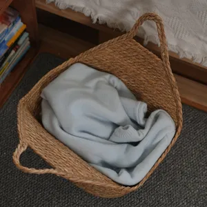 Handgeflochtener Stroh Aufbewahrungskorb mit Griffen, rustikaler Home Organizer Detailansicht.
