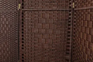 Vista dettagliata della texture del paravento intrecciato in corda di carta marrone e cerniere.