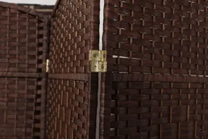 Primo piano dettagliato della robusta cerniera in ottone che unisce i pannelli del paravento marrone.