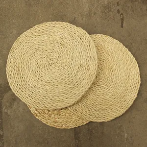 Handcrafted natural corn husk round straw mat tatami floor cushion for stylish home decor.