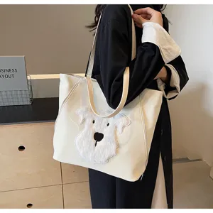 Detailansicht der weissen Tasche mit flauschigem Hundepatch, ideal für den Alltag.