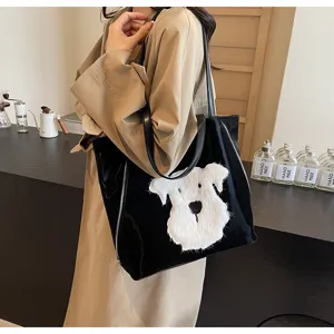 Schwarze Lackleder-Tragetasche mit süßem weißem flauschigem Hundepatch, modische Tasche.