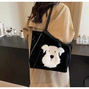 Schwarze glänzende Tragetasche mit flauschigem weißem Hundepatch, stilvolle lässige Handtasche