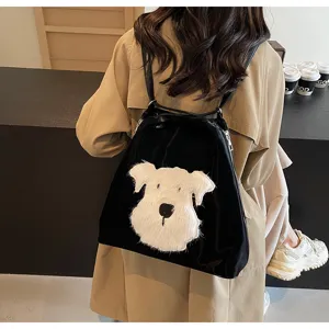 Lässiger Damen Rucksack mit großem Fassungsvermögen, süßes Plüschhund-Design, schwarze Tasche.