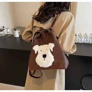 Detailansicht des braunen Damen-Freizeitrucksacks mit süßem flauschigen Hunde-Plüsch-Patch.