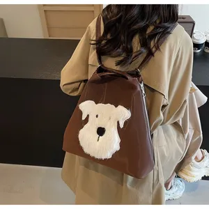 Detailansicht eines braunen Rucksacks mit süßem weißem Plüsch-Hundeflicken und stabilen Gurten.