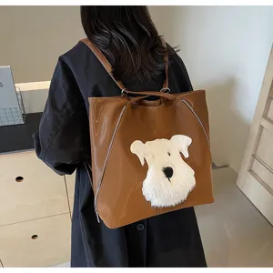 Nahaufnahme der braunen Lederrucksack-Rückseite mit einem süßen weißen Plüsch-Hundeflicken.