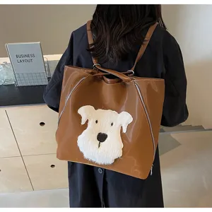 Brauner glänzender Lederrucksack mit süßem weißen Plüschhund-Aufnäher in Rückenansicht.