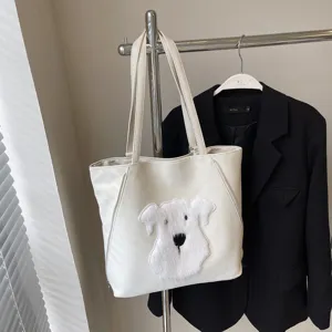 Weißer PU Leder Shopper für Damen mit süßem flauschigen Hunde Applikation und Schulterriemen.
