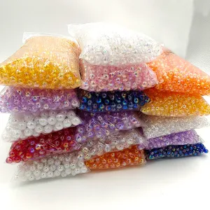 Gros plan de sachets de perles nuages transparentes UV colorées pour bijoux DIY.