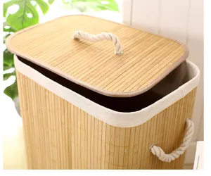 Detalle de cesta de ropa de bambú con tapa, asas de cuerda y forro de tela transpirable.