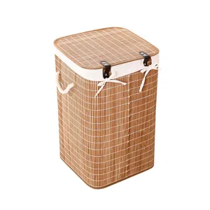 Opvouwbare bamboe wasmand met deksel en stoffen rand voor handige kledingopberging thuis.