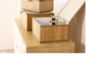 Detalle de caja de organizacion de bambu trenzado, cesta organizadora de escritorio con tapa.
