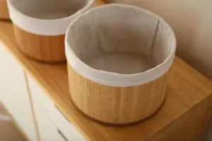 Ronde geweven opbergmand met stoffen voering, ideaal voor bureau en huisdecoratie.