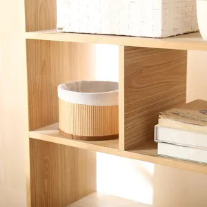 Ronde geweven opbergmand met stoffen voering, ideaal voor bureau-organisatie en huisdecoratie.