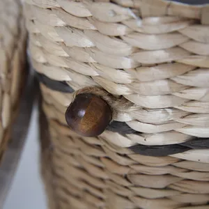 Cesta de almacenamiento tejida a mano con fibra vegetal, botón de madera y cuerda.