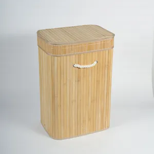 Vista detallada del cesto para ropa de bambú con tapa y asas de cuerda resistentes.
